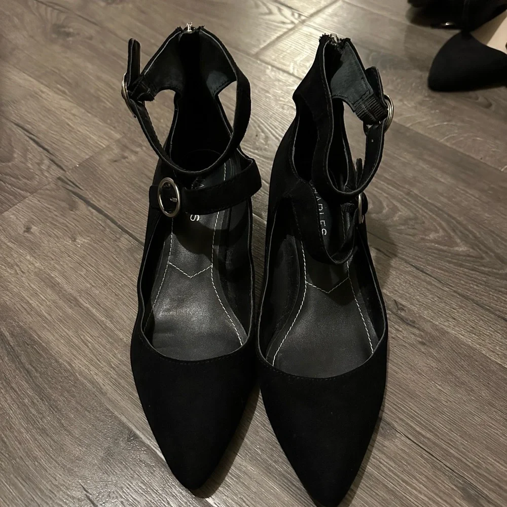 Edgy pointed toe buckle ankle black leather suede shoes